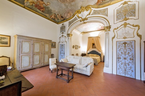 Italy:Tuscany:Florence:ITFI021_ApartmentFiorentino:BedroomMaster04.jpg