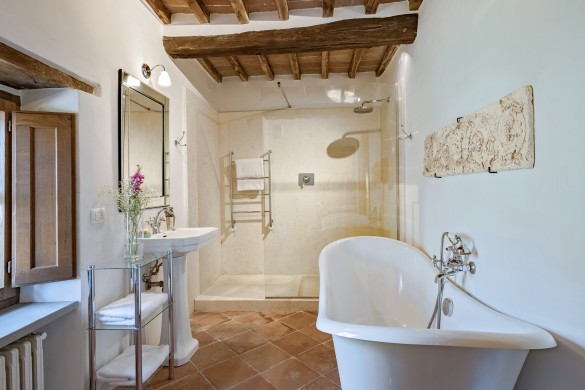 Italy:Tuscany:Arezzo:VillaBracci_VillaBarto:bathroom45.jpg