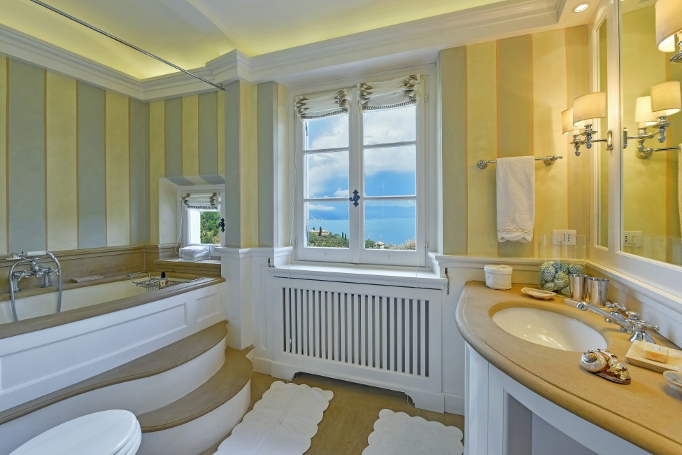 Italy:Liguria:Portofino:ITGE01_VillaFinezza:Bathroom5549.jpg