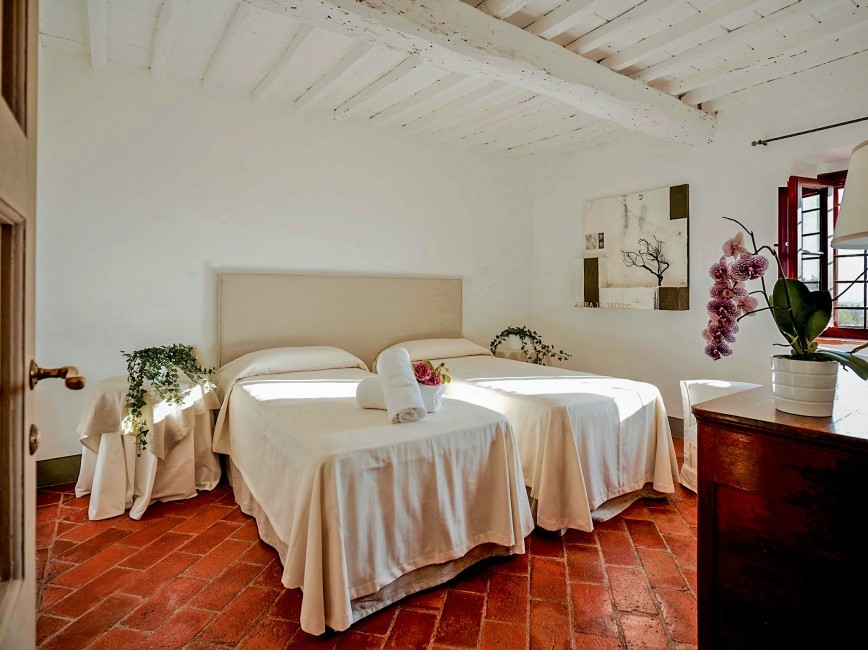 Italy:Tuscany:Chianti:ITFI37_VillaLirica:Bedroomgroundfloortwindouble1.jpg