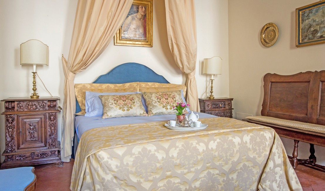 Italy:Tuscany:Florence:ITFI021_ApartmentFiorentino:BedroomMaster14.jpg