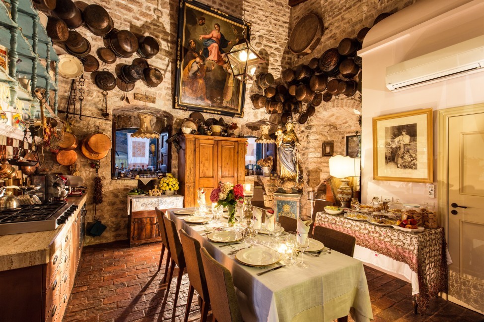 Italy:Umbria:Assisi:ITPG21_CastelloFoligno:diningroom01.jpg