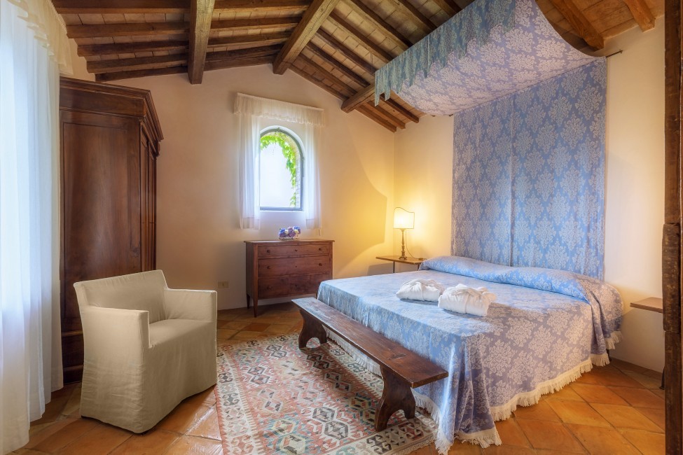 Italy:Umbria:Perugia:ITPG25_VillaFiaba:bedroom001.jpg