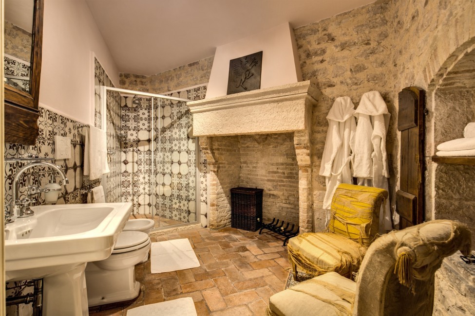 Italy:Umbria:Assisi:ITPG21_CastelloFoligno:bathroom06.jpg