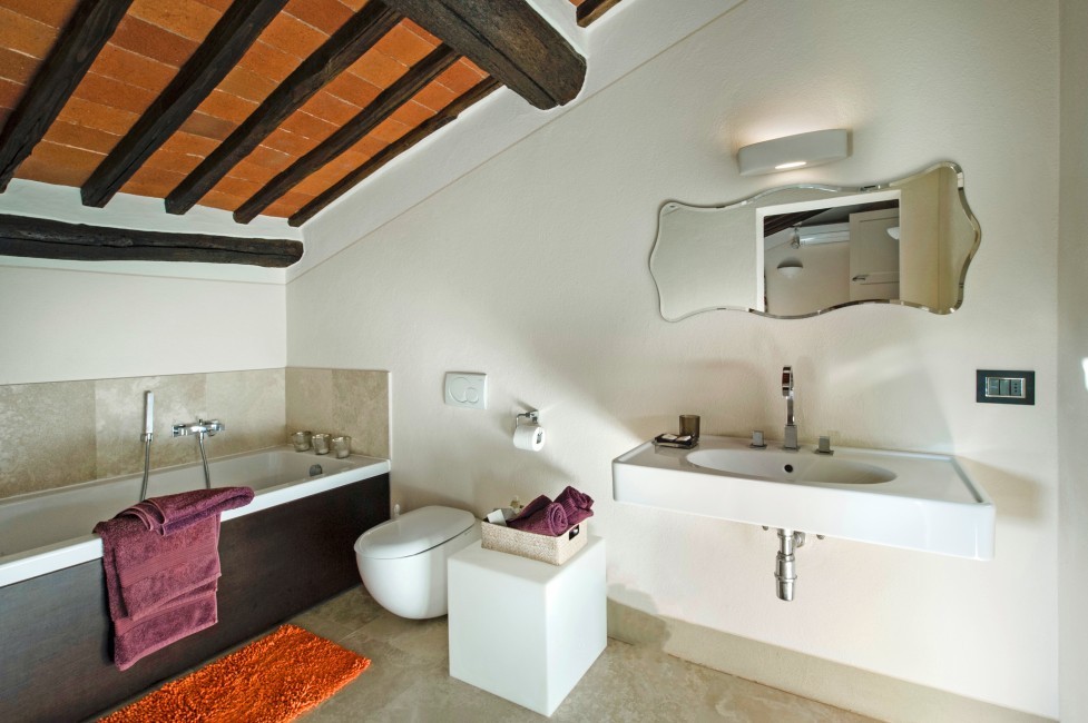 Italy:Tuscany:Gaiole:ITSI02_VillaGaio:bathroom03.jpg
