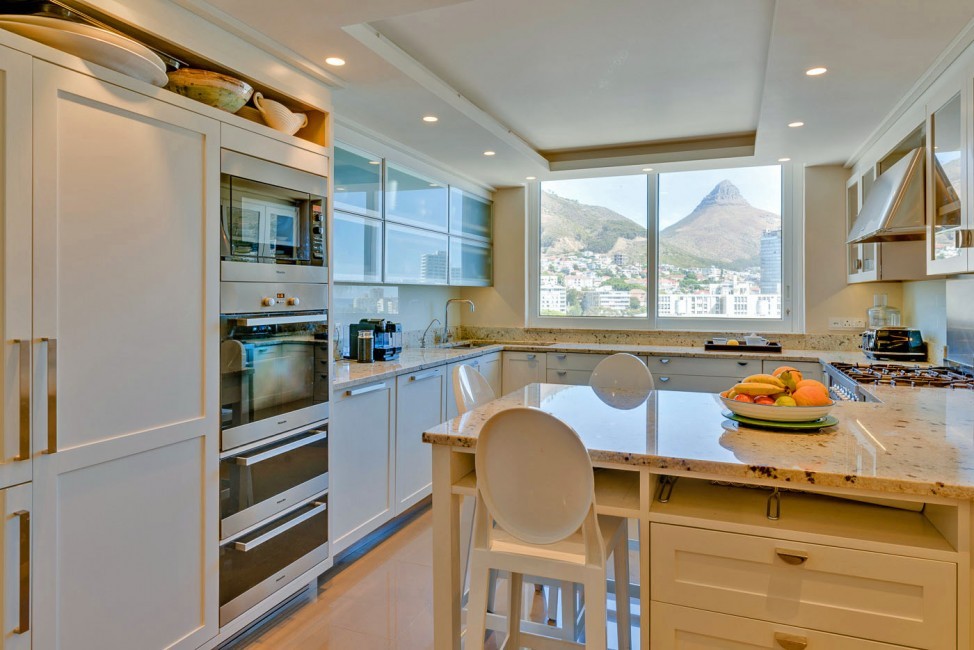 SouthAfrica:CapeTown:Rive_VillaRiva:kitchen.jpg