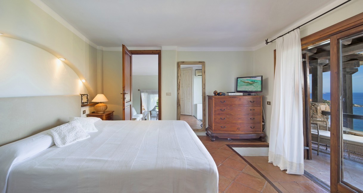 Italy:Sardinia:CostaSmeralda:VillaBellavista_VillaBeata:bedroom644.jpg