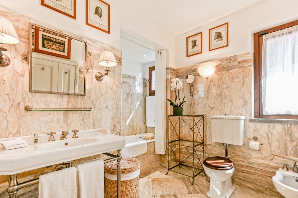 Italy:Tuscany:CastagnetoCarducci:ITLI02_VillaPietraRossa:bathroom18.jpg