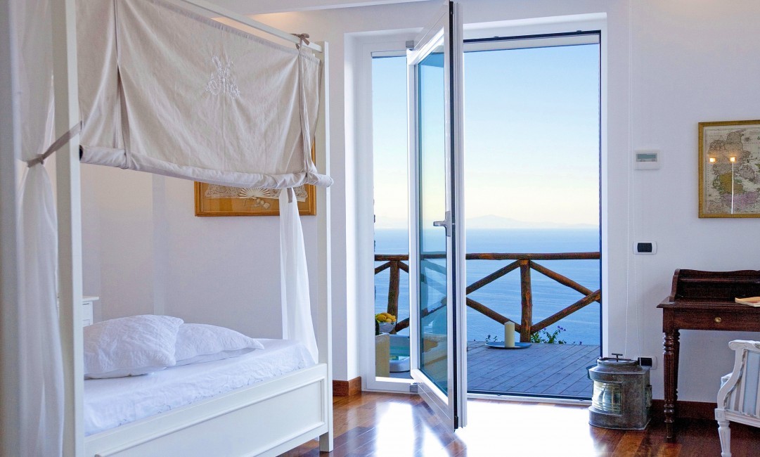 Italy:Amalfi:Sorrento:ITNA068_VillaSirena:bedroom01.jpg