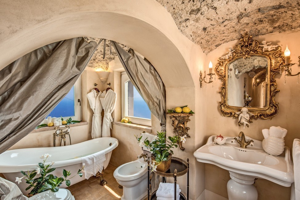 Italy:Amalfi:ITSA047_VillaBarocca:bathroom987.jpg