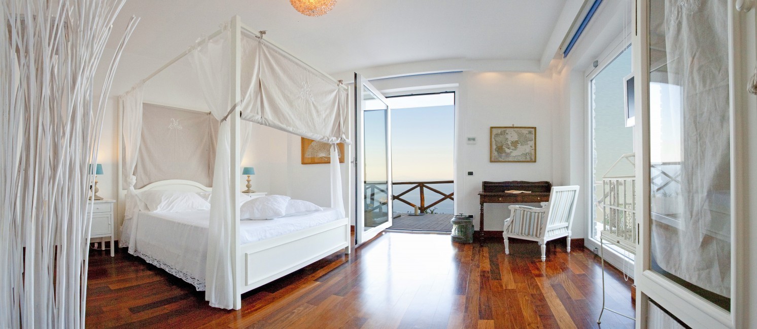 Italy:Amalfi:Sorrento:ITNA068_VillaSirena:bedroom05.jpg