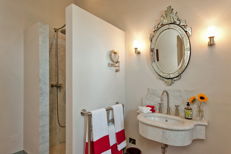 Italy:Tuscany:Siena:ITSI022_VillaRocca:bathroom06.jpg