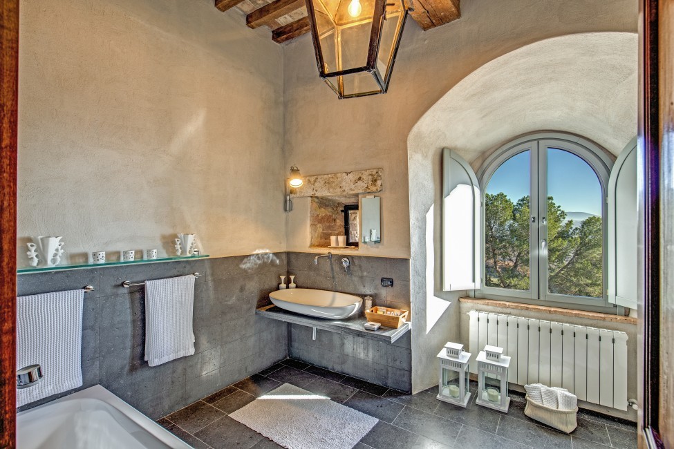 Italy:Umbria:Perugia:ITPG010_CastelloBernardo:bathroom16.jpg