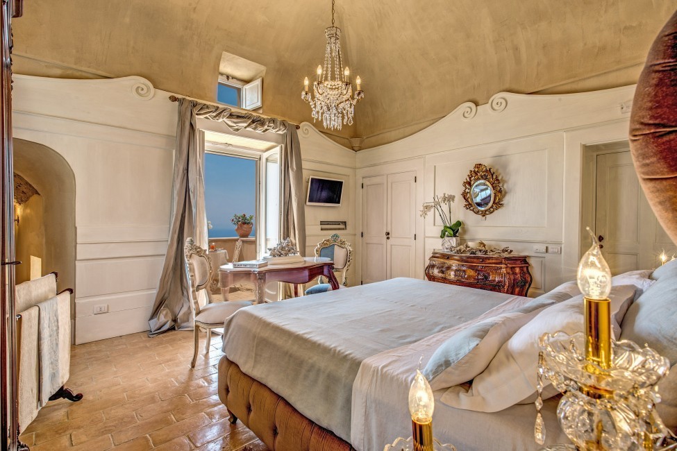 Italy:Amalfi:ITSA047_VillaBarocca:bedroom02.jpg
