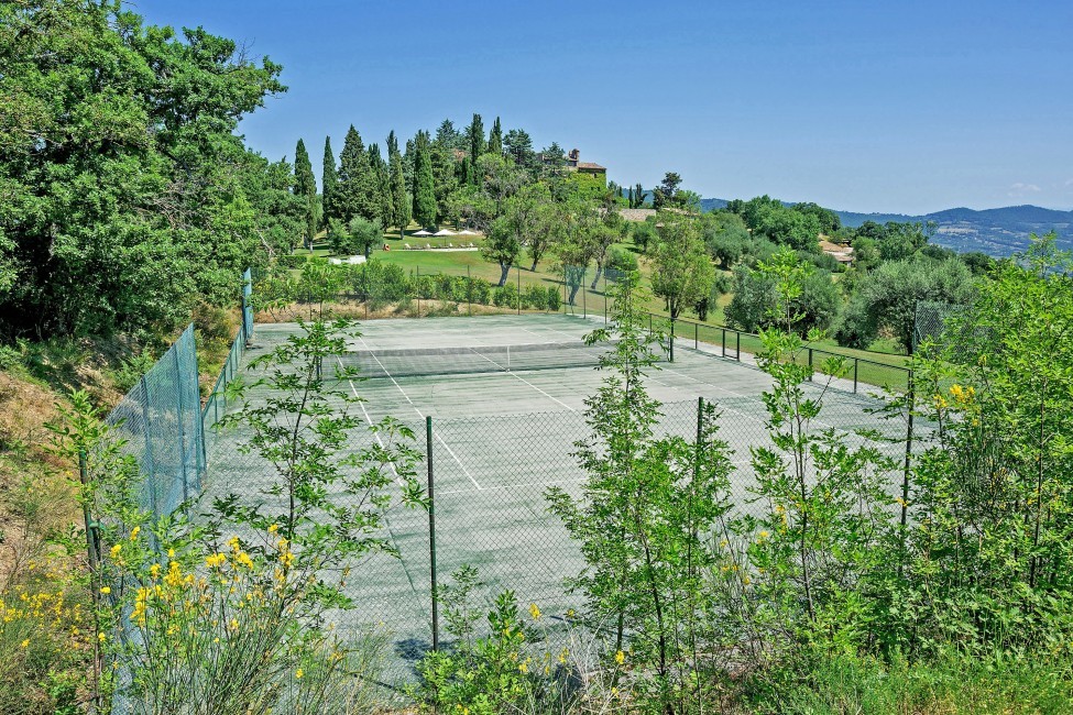 Italy:Umbria:Perugia:ITPG25_VillaFiaba:tenniscourt352.jpg