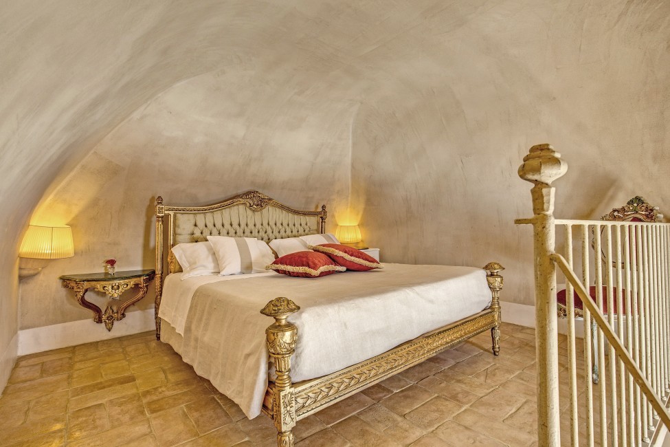 Italy:Amalfi:ITSA047_VillaBarocca:bedroom05.jpg