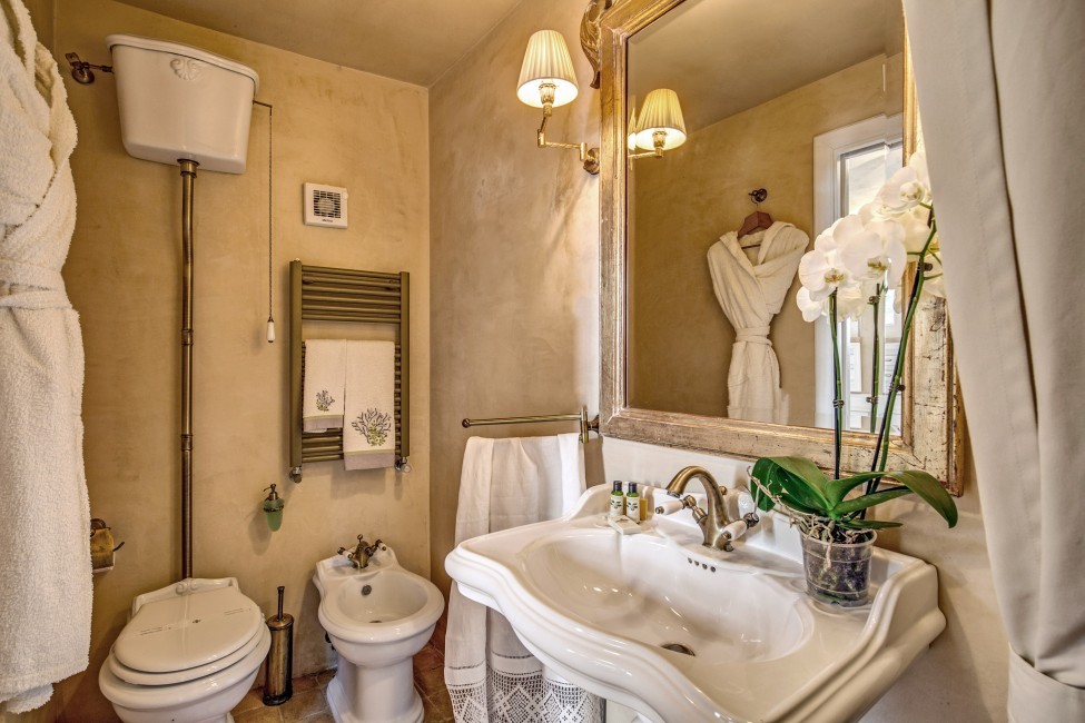 Italy:Amalfi:ITSA047_VillaBarocca:bathroom57.jpg