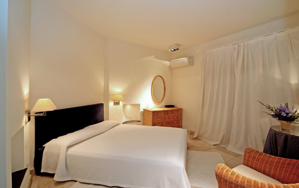 Italy:Sardinia:SanTeodoro:ITOTOT3_VillaSalina:bedroom31.jpg