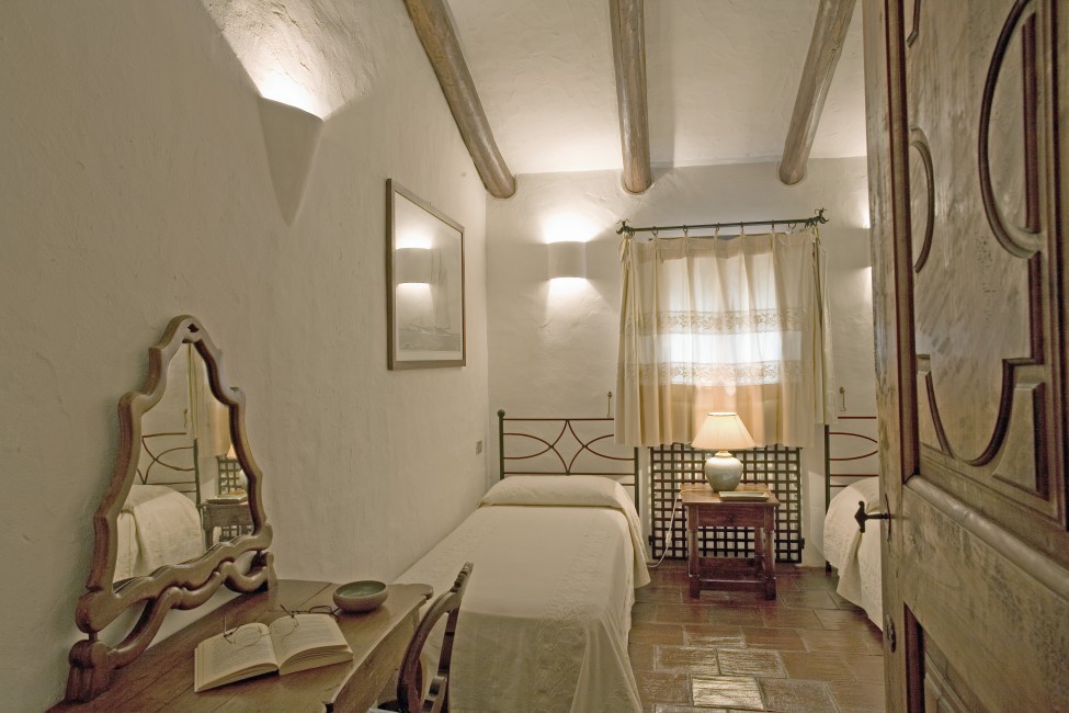 Italy:Sardinia:CostaSmeralda:ITOT07_VillaEsme:bedroom1.jpg