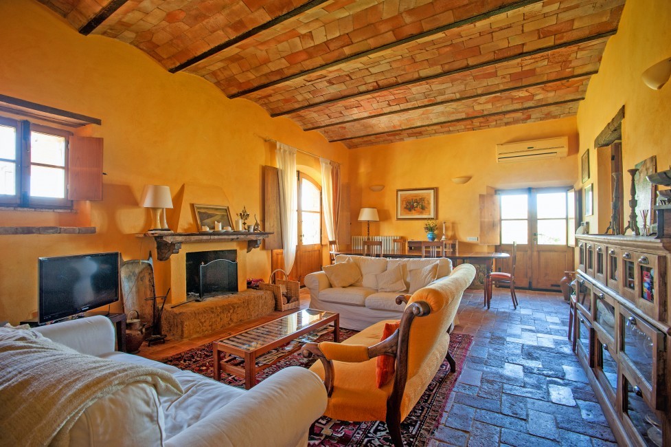 Italy:Tuscany:Siena:ITSI06VillaAllegra_VillaOrcia:livingroom22.jpg
