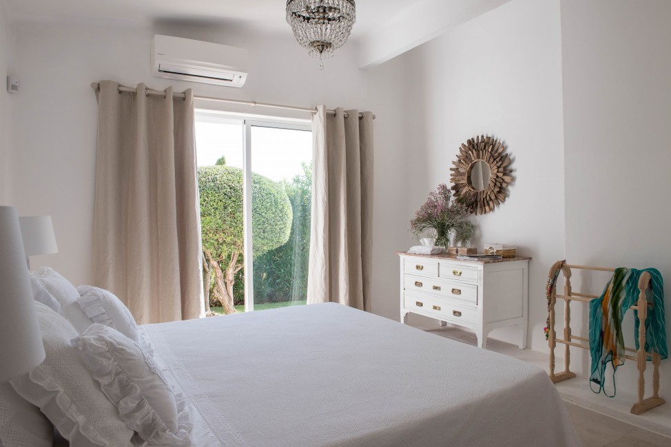 Portugal:Algarve:QuintadoLago:VillaMotherofPearl_VillaMadel:bedroom2.jpg