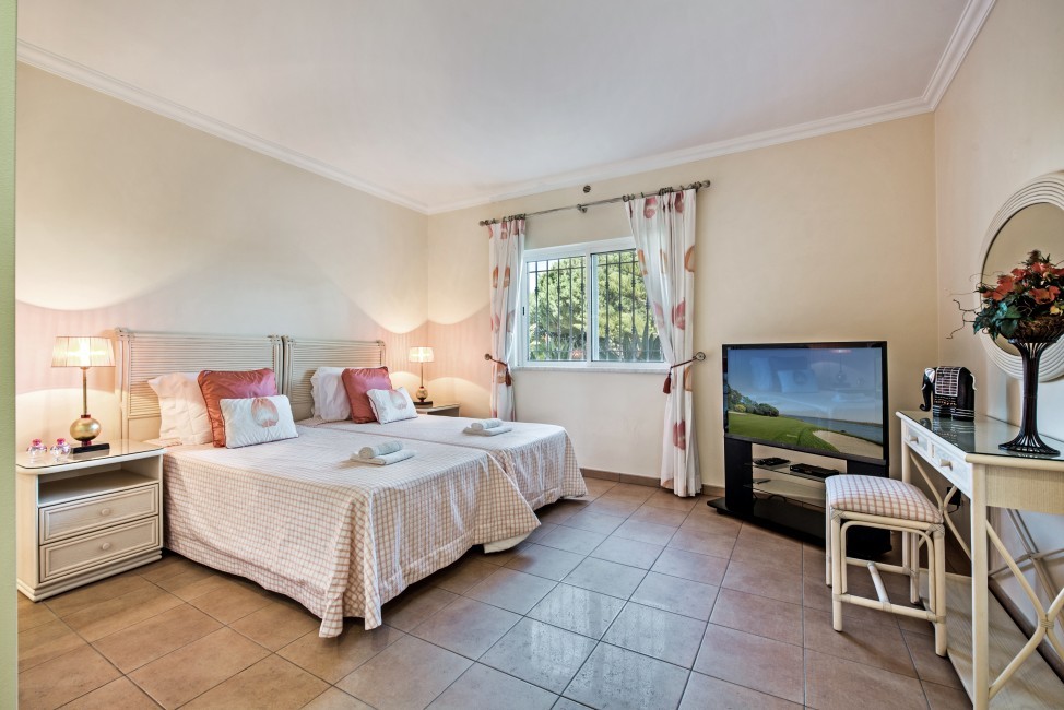 Portugal:Algarve:QuintadoLago:VillaTitanium_VillaTaina:bedroom3.jpg