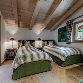 Schlafzimmer 8